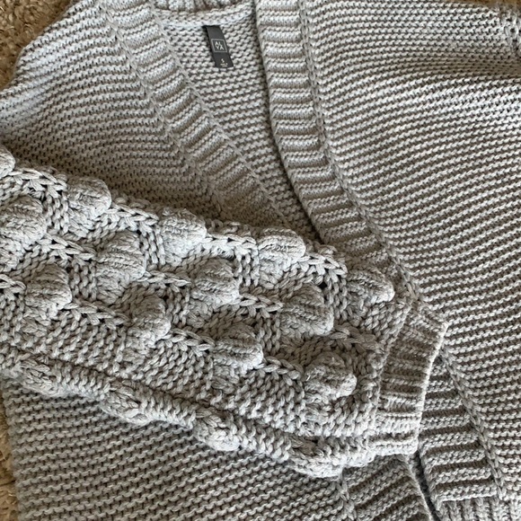 Francesca’s Boutique Puff Sleeved Sweater/Caridgan - Picture 2 of 4